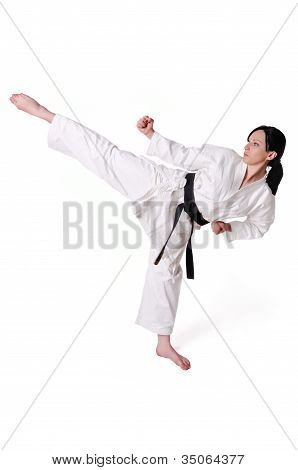 Kobieta karate pozowanie na białym tle