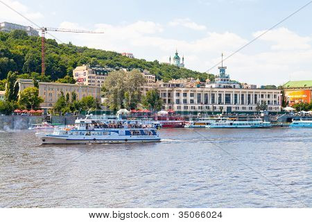 วิวริเวอร์ไซด์ในเคียฟซุลฮานี่แม่น้ำท่าเรืออาคาร Ukraina