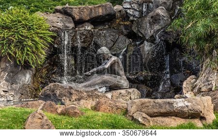Honolulu  Oahu, Hawaii, Usa. - January 10, 2012: Bronze Hawaiian Net Mender Fountain And Statue On T