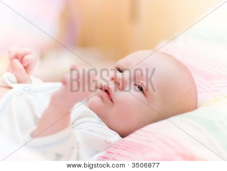 Dítě leží v kolébce a budu se těšit