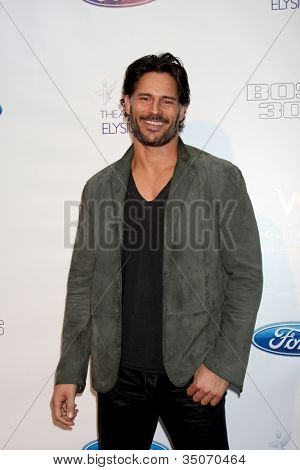 LOS ANGELES - 9 JUN: Joe Manganiello arrivando all'arte di Elysium ritorno di Ford Mustang Boss Eva