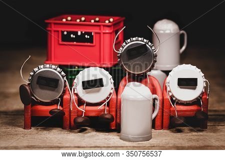 Crown Cork Or Bottle Cap Miniature Figures With 3-d Specs On Red Cinema Chairs, Beer Jugs And Bevera