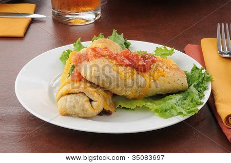チェダー チーズをトッピング chimichangas