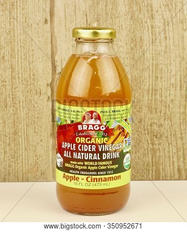 Spencer, Wisconsin, U.s.a. , February, 15, 2020, Bottle Of Bragg Apple Cider Vinegar   Bragg Was Fou