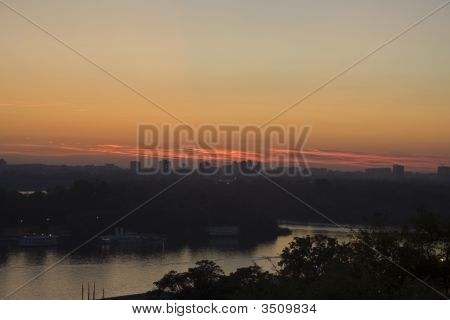 Solnedgang Over floden