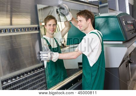 Glaszetter glas aanbrengend schuurmachine
