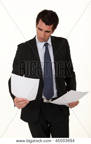 Homme d'affaires, lecture d'un document