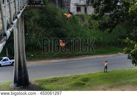 Rappel Practitioner Doing Extreme And Dangerous Marbalisms. Salvador Bahia Brazil.