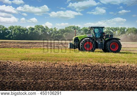 Bilogirya, Khmelnytsky Region, Ukraine - August 19, 2021: Tractor Claas 5000 Xerion At The Demonstra