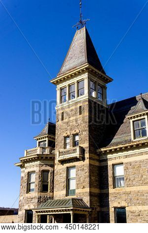 Yonkers, Ny - Usa - Feb 27, 2022 Vertical View Of The Glenview Mansion Of The Hudson River Museum, A