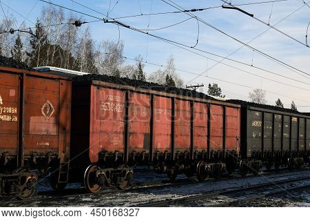 Russia, Chelyabinsk Region, Kisegach Station, February 17, 2022: Freight Wagons With Coal At The Rai