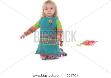 Baby siddende på gulvet