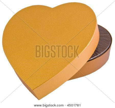 Caixa de Chocolate dourada isolada em forma de coração aberto