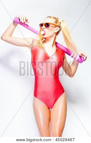 Sexy Baseball dívka, která nosí oblečení Colorfull pózuje s baseballovou pálkou