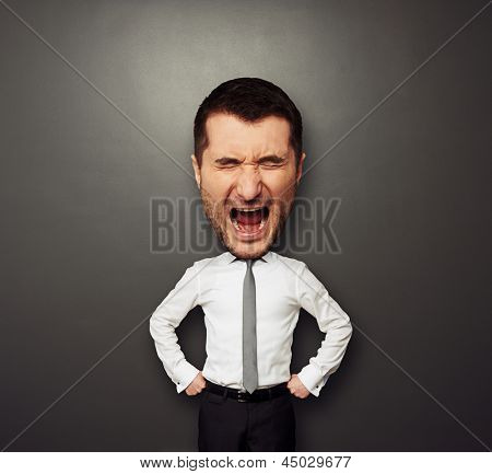 foto di uomo bighead sta urlando su sfondo scuro