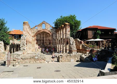 VIEJO NESSEBAR, BULGARIA - 25 de agosto de 2011: La iglesia de Hagia Sophia en antigua Nessebar, Bulgaria