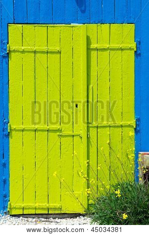 ประตูไม้ที่มีสีสันจากเคบินสำหรับชาวประมงหอยนางรมที่ชาโตว์เดอ Oleron