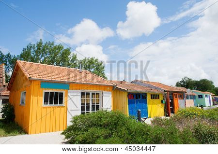 เคบินไม้สีสันสำหรับประมงหอยนางรมที่ Oleron ชาโตว์เดอ