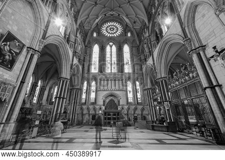 York.yorkshire.united Kingdom.february 14th 2022.view Of The South Transept Inside York Minster Cath