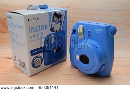 Kaliwungu, Indonesia - 22 February 2022: Camera Polaroid. Cameran Fujifilm Instax Mini 9 Blue Isolat
