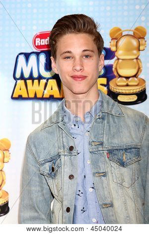 LOS ANGELES - huhti 27: Ryan Beatty saapuu Radio Disney Music Awards 2013 Nokia Theate