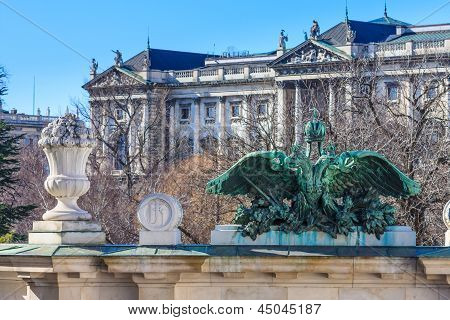 Wien - Eingangsportal der Burggarten Hofburg Palast im Hintergrund