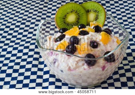 Pyszna filiżanka self-made musli z orange i jagody