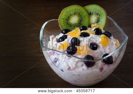 Pyszna filiżanka self-made musli z orange i jagody