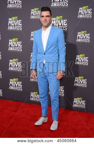 LOS ANGELES - APR 14: Zachary Quinto dorazí na Mtv Movie Awards 2013 na 14 dubna 2013 v Cul
