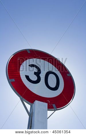 označení omezení rychlosti 30 kph