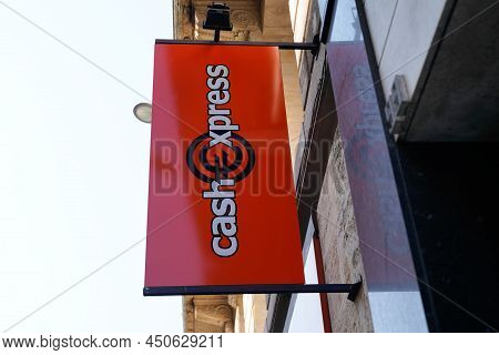 Bordeaux , Aquitaine  France - 03 07 2022 : Cash Express Text Logo And Brand Store Street Sign Facad
