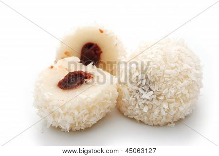 Dessert cinese, Mochi su sfondo bianco