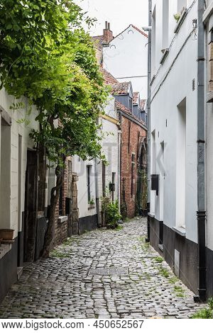 Brussels Old Town - Belgium - 06 07 2019 - The Narrow Medieval Rue De La Cigogne - Ooievaarstraat - 