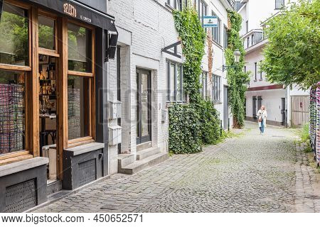 Brussels Old Town - Belgium - 06 07 2019 -wine Shop Selecto Le Comptoir In A Side Street Of The Vlaa