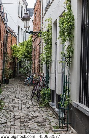Brussels Old Town - Belgium - 06 07 2019 - The Narrow Medieval Rue De La Cigogne - Ooievaarstraat - 