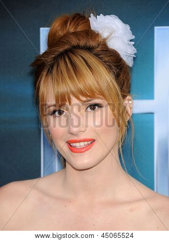 LOS ANGELES - MAR 19: Bella Thorne przybywa do 
