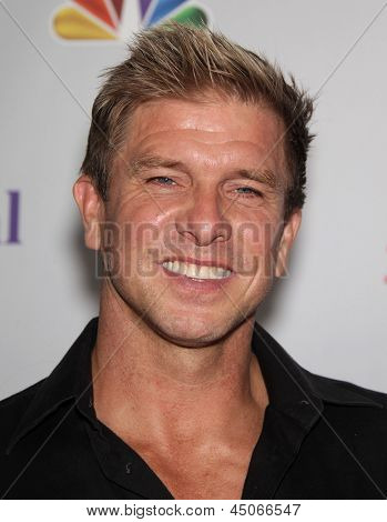 LOS ANGELES - AUG 11: KENNY JOHNSON přijíždí do letní TCA Party 2011 - NBC srpna 11, 2011 v 