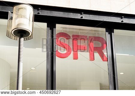 Bordeaux , Aquitaine  France - 03 07 2022 : Sfr Logo Sign And Text On Store Agency French Phone Oper