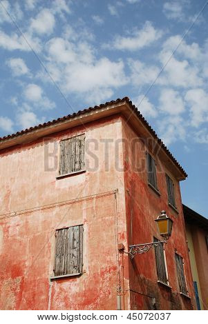Punainen rakennus Caorle