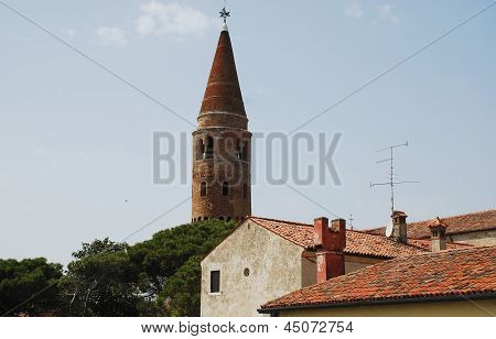 Belltower Caorle etualan rakennuksia