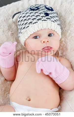 Dziecko z Tuque i rękawice