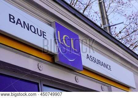 Bordeaux , Aquitaine  France - 03 07 2022 : Lcl Banque Et Assurances Logo Sign And Brand Text On Fre