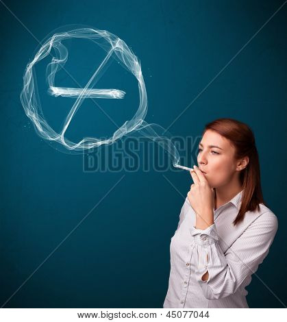 Cigarro de unheathy de fumar muito jovem senhora com nenhum sinal de fumar