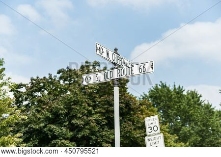 Dwight, Illinois Usa - August 31 2015; Old Route 66 And Chippewa Street Intersection Sign On Highway
