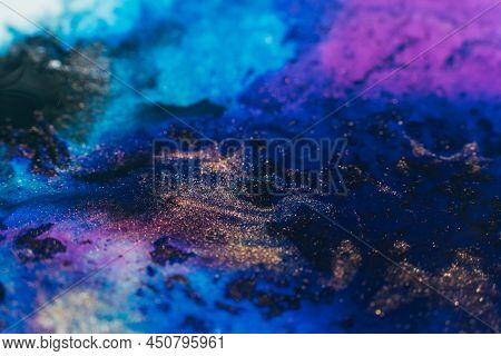 Ink Blend. Artistic Hobby. Colorful Abstract Bakgrund. Purple Blue Glitter Paints Mix