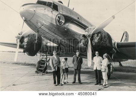 Marokko, CIRCA 1947 - Vintage foto af uidentificerede familie foran flyet, Marokko, ca. 1947