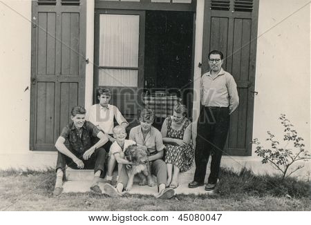 RAWICZ, Polen, foto CIRCA 1947 - Vintage uidentificerede familie poserer foran deres hus sammen