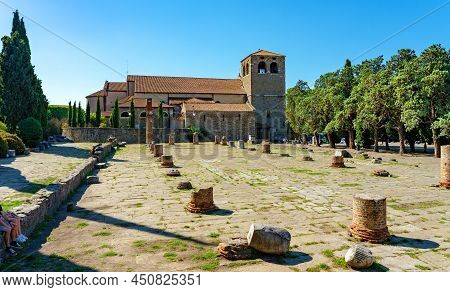 Cattedrale Di San Giusto Martire Cathedral Garden