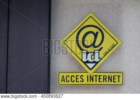 Bordeaux , Aquitaine  France - 03 07 2022 : Acces Internet French Sign Text Means On Windows Store I