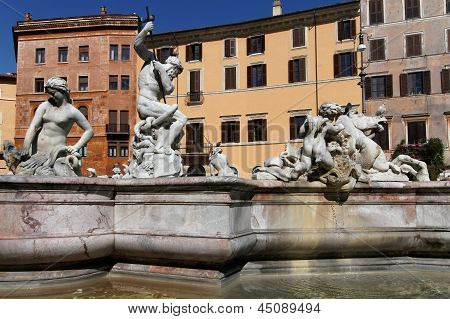 La parte del bacino della Fontana Del Nettuno è stata progettata nel 1574 da Giacomo Della Porta e fu Comple